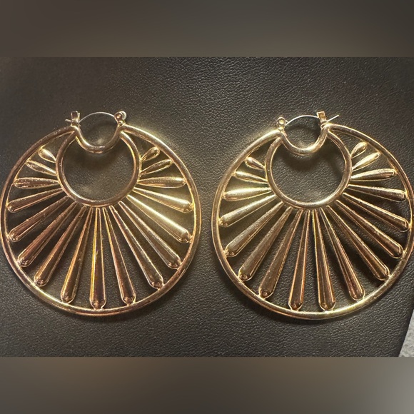 Jewelry - Gold toned earrings